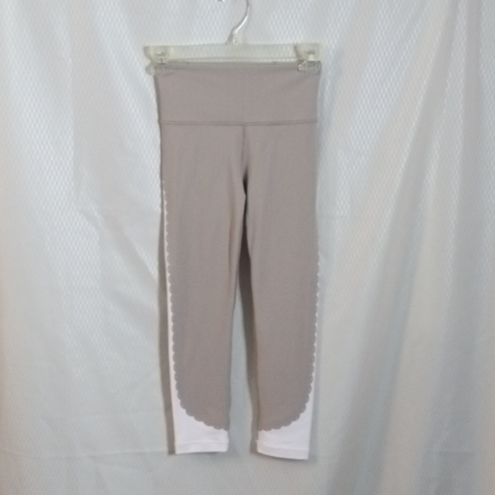Athleta Elation Scallop Capri Leggings XXS Tan Cream Pre owned good condition, n